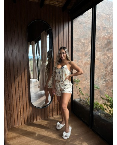 Elegante, cómoda y linda con pijamas AV